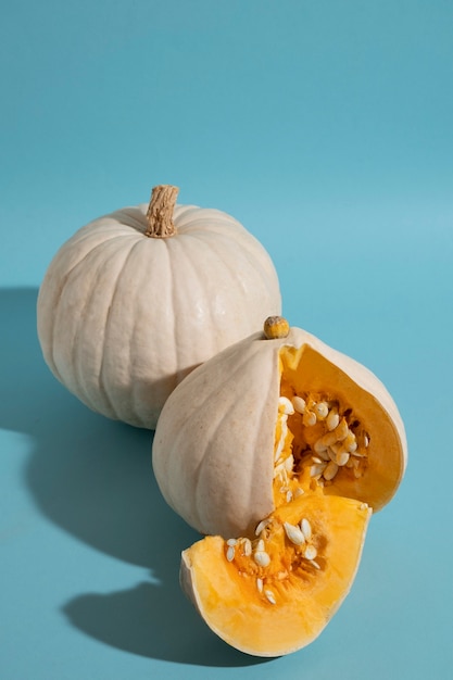 Calabazas blancas de alto ángulo sobre fondo azul.