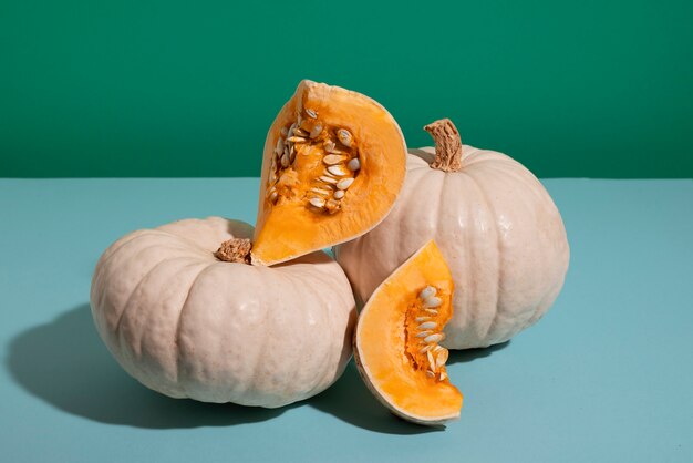 Calabazas blancas con fondo azul.