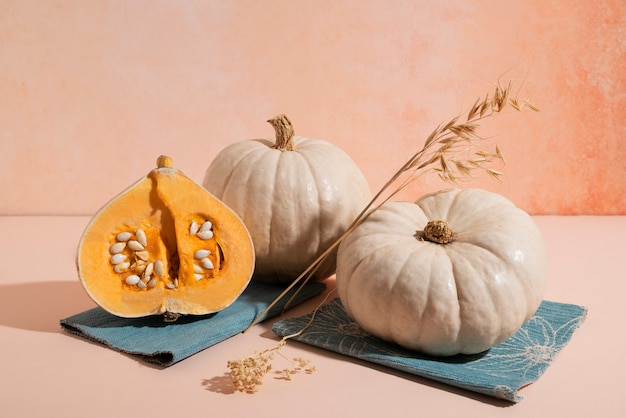 Foto gratuita calabazas blancas con fondo rosa.