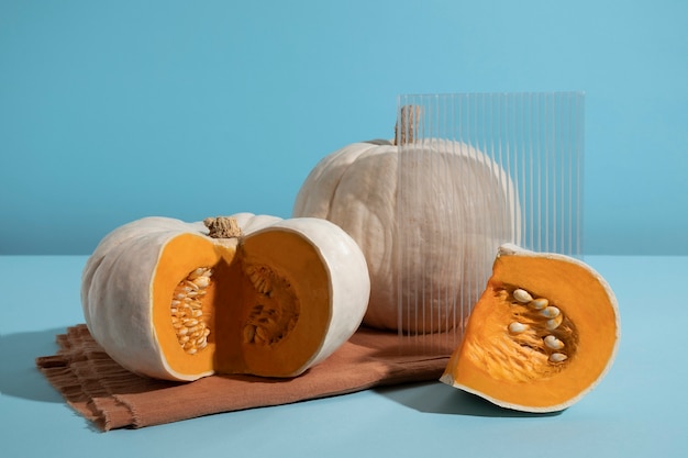 Calabazas blancas sobre fondo azul.