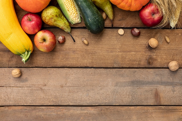 Foto gratuita calabazas coloridas con espacio de copia