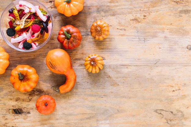 Foto gratuita calabazas cosechadas frescas y gelatina en un tazón