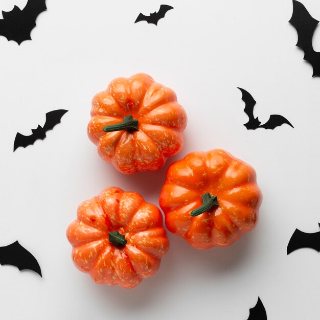 Calabazas decorativas de halloween con murciélagos