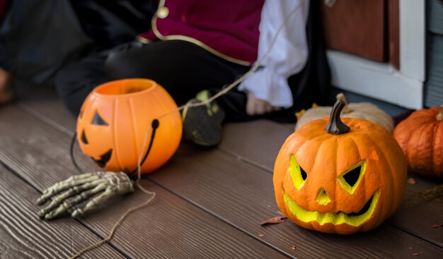 Calabazas de Halloween y decoraciones al aire libre.