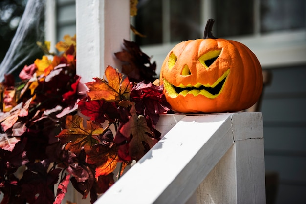 Calabazas de Halloween y decoraciones fuera de una casa