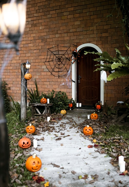 Calabazas de Halloween y decoraciones fuera de una casa