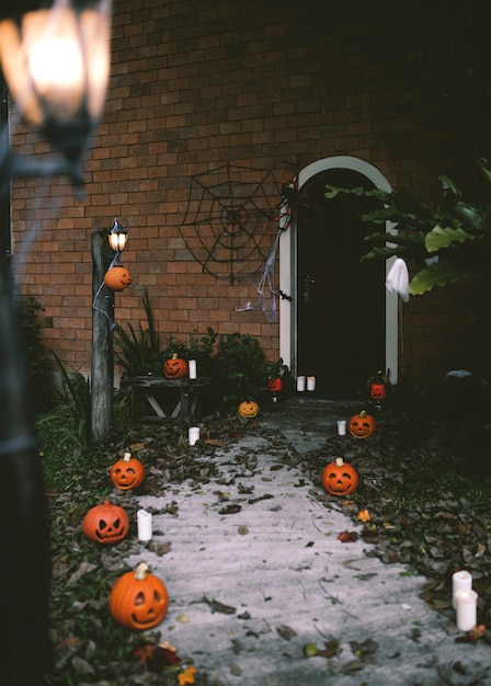 Calabazas de Halloween y decoraciones fuera de una casa