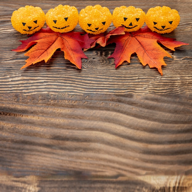 Calabazas de halloween ornamentales en mesa de madera