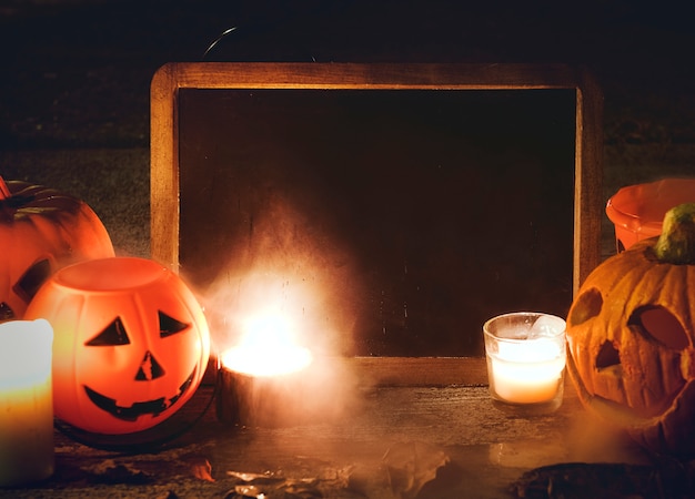 Calabazas de Halloween y velas con pizarra