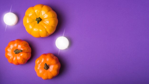 Calabazas de Halloween y velas