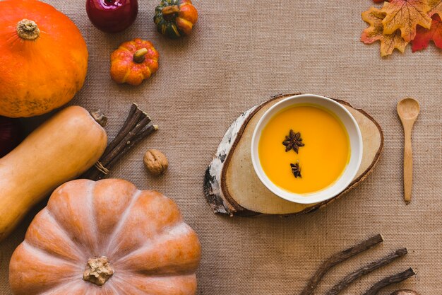 Calabazas y hojas cerca de la sopa