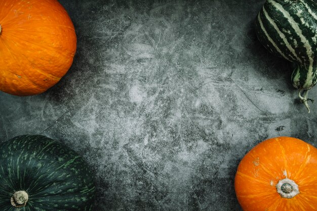 Calabazas maduras sobre la mesa de mármol