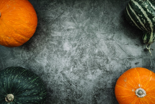 Calabazas maduras sobre la mesa de mármol