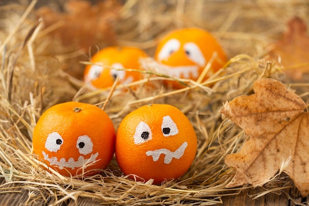 Calabazas malvadas de primer plano para halloween