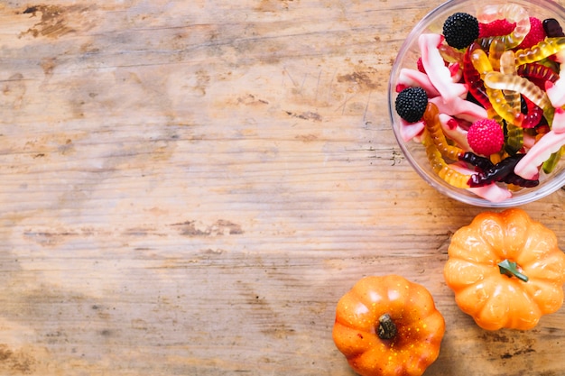 Calabazas y mermelada en la mesa de madera