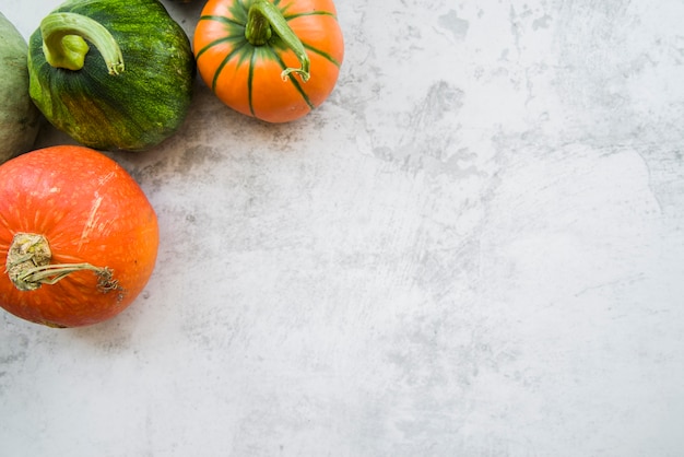 Calabazas en la mesa de mármol