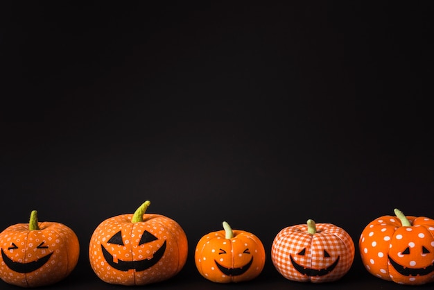 Foto gratuita calabazas naranjas suaves de halloween