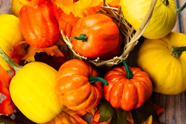 Calabazas de primer plano con fondo de madera