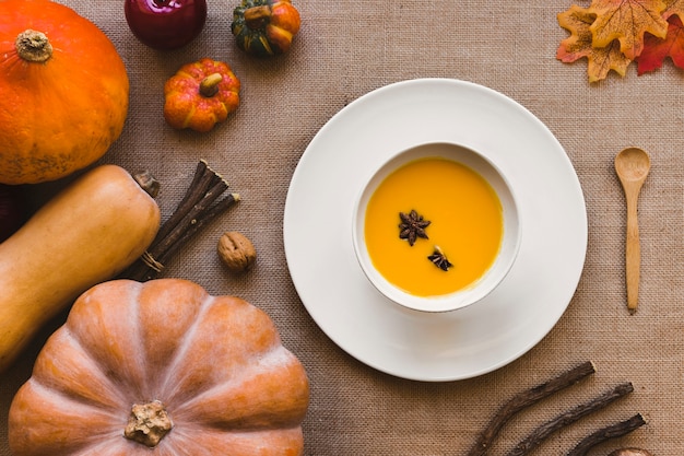 Foto gratuita calabazas que mienten cerca de la sopa de calabaza