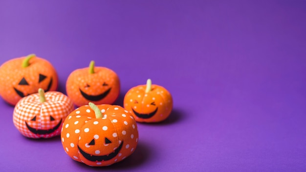 Foto gratuita calabazas sonrientes felices suaves de halloween