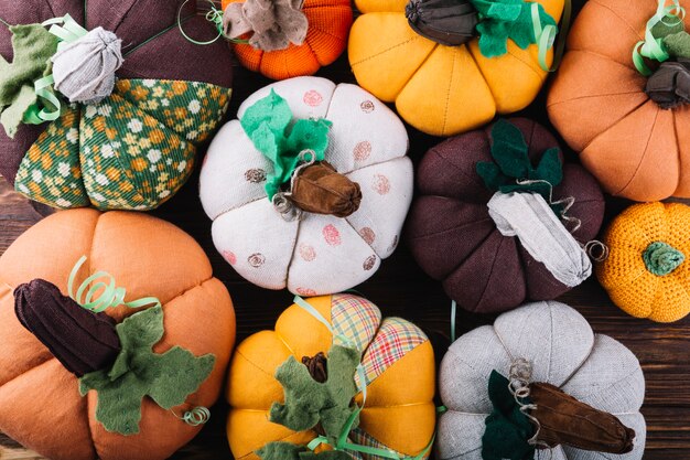 Foto gratuita calabazas de tela sobre la mesa