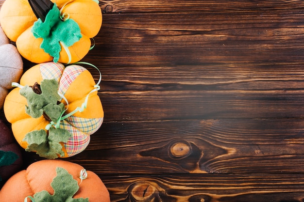 Calabazas de tela sobre la mesa