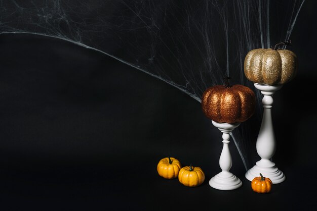 Calabazas y velas cerca de la web