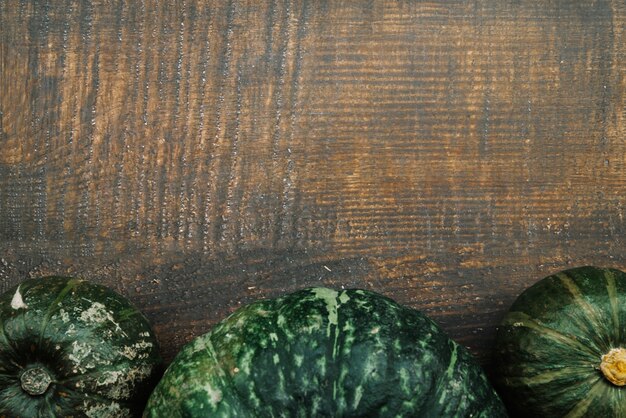 Calabazas verdes en la mesa