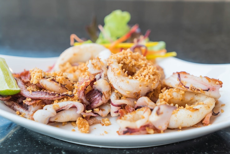 Foto gratuito calamares fritos con ajo