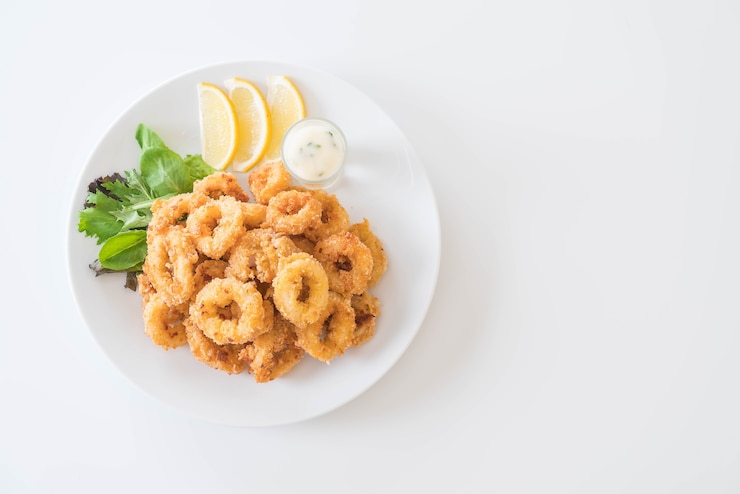Foto gratuito calamares fritos (anillos de calamares)