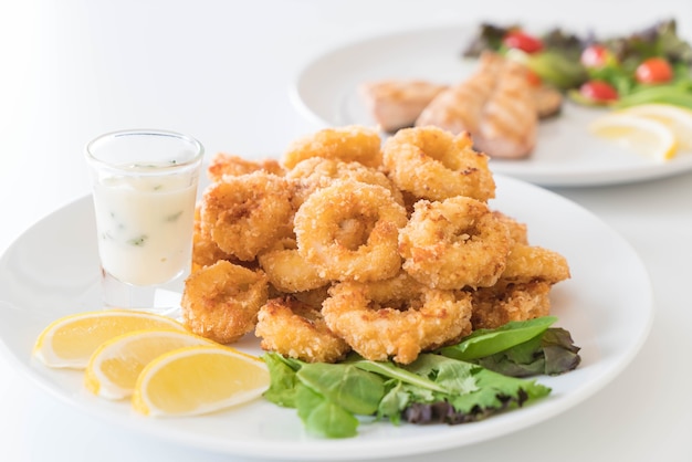 Foto gratuita calamares fritos (anillos de calamares)