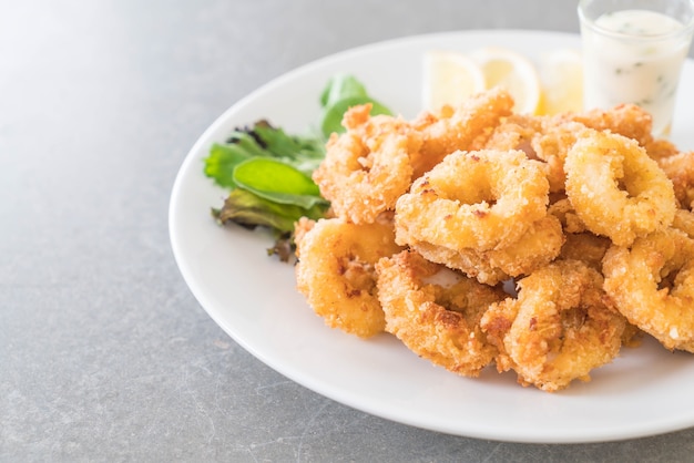 Foto gratuita calamares fritos (anillos de calamares)