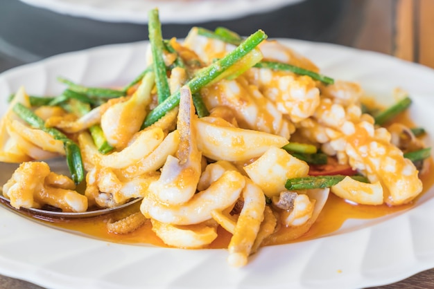 Foto gratuita calamares revueltos con huevos salados