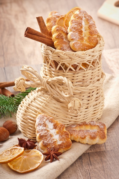 Calcetín de Navidad de mimbre lleno de galletas, canela, limón confitado y anís estrellado