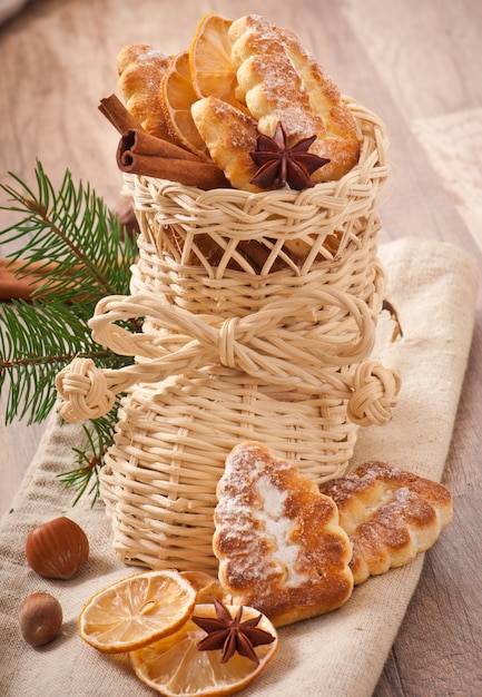 Calcetín de Navidad de mimbre lleno de galletas, canela, limón confitado y anís estrellado