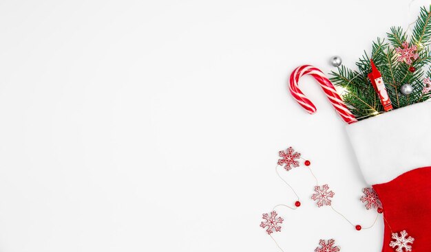 Calcetín navideño con detalles decorativos en el espacio de copia de fondo blanco