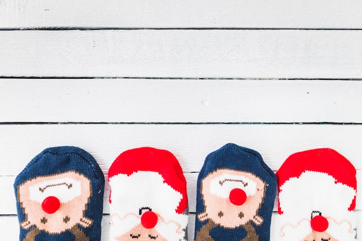 Foto gratuito calcetines divertidos de navidad en el escritorio de madera