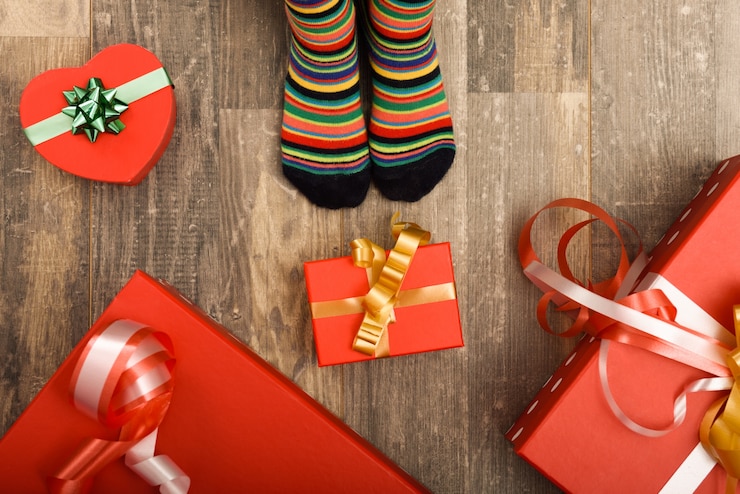 Foto gratuito calcetines de rayas con regalos rojos