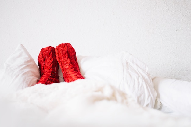 Foto gratuita calcetines rojos de invierno