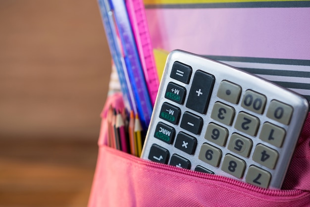 Calculadora en la bolsa de la escuela