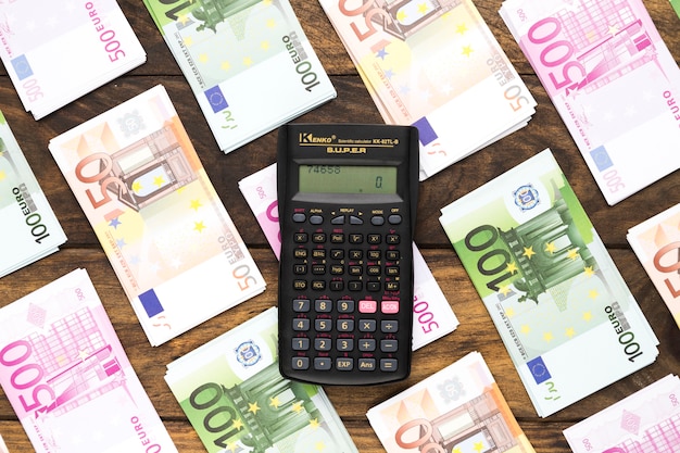 Calculadora de bolsillo vista superior en los billetes en euros