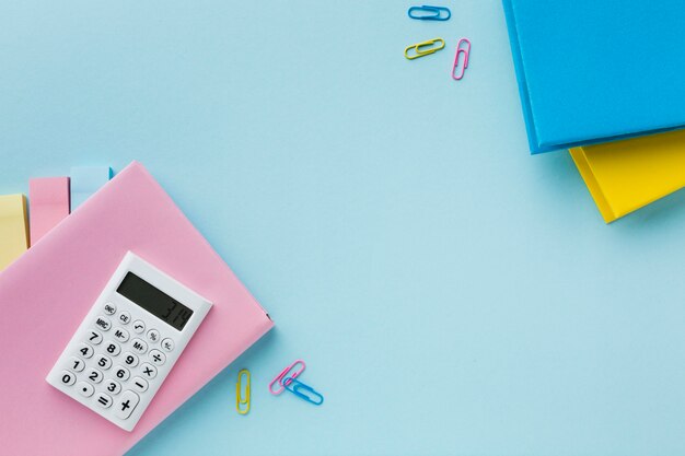 Calculadora y clips de papel coloridos