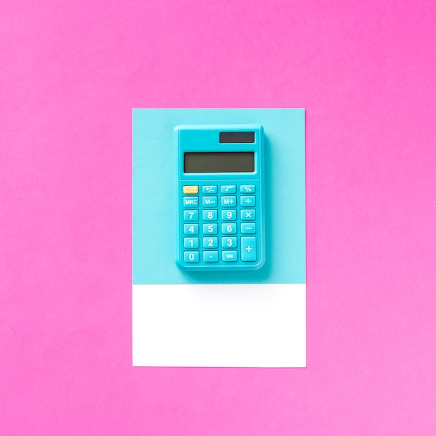 Foto gratuita una calculadora electrónica contable azul