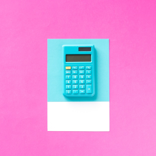 Una calculadora electrónica contable azul