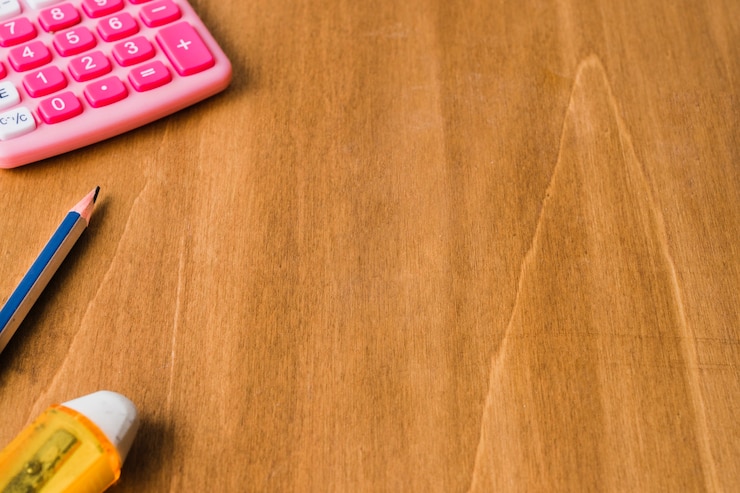 Foto gratuito calculadora, lápiz y goma con espacio para copiar