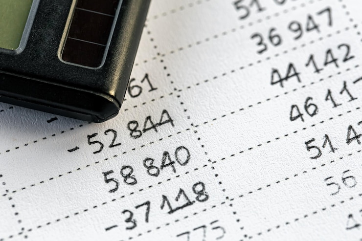 Foto gratuito calculadora y números en concepto de finanzas de primer plano de papel