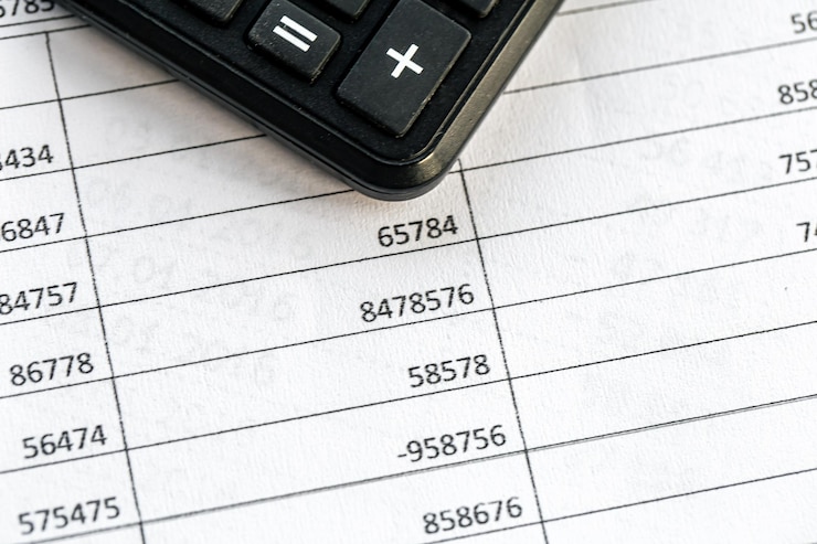 Foto gratuito calculadora y números en concepto de finanzas de primer plano de papel