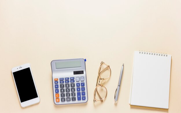 Calculadora con smartphone en mesa