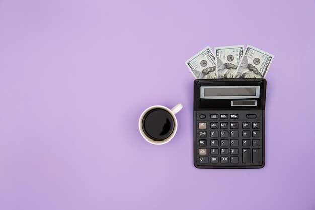 Calculadora taza de café y billetes de dólar sobre fondo de color plano