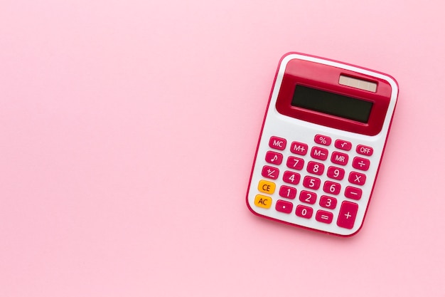 Calculadora de vista superior sobre fondo rosa